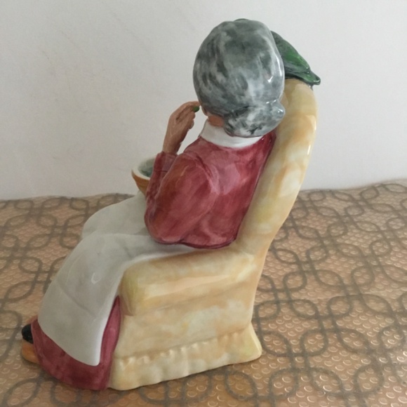 Royal Doulton Figurine Pretty Polly HN 2768 - Picture 5 of 7